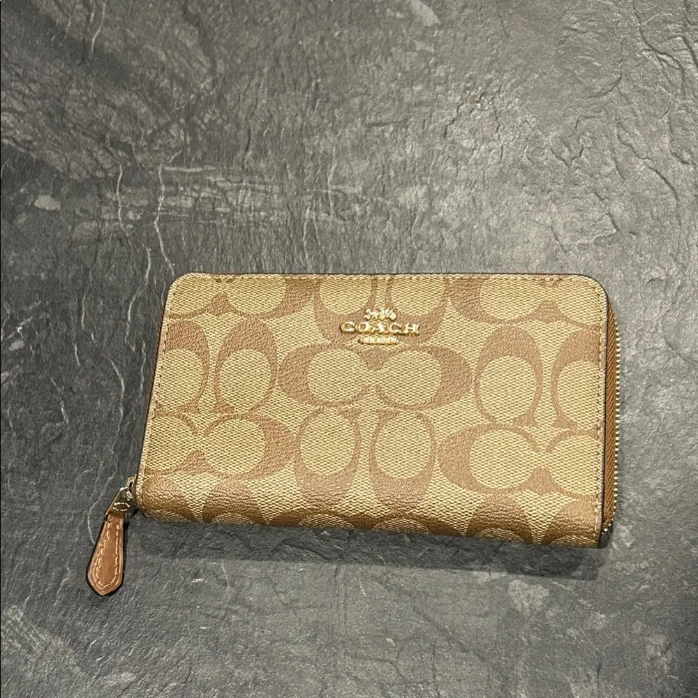 Coach Medium ID Zip Wallet in Signature Canvas brown - Picture 1 of 5